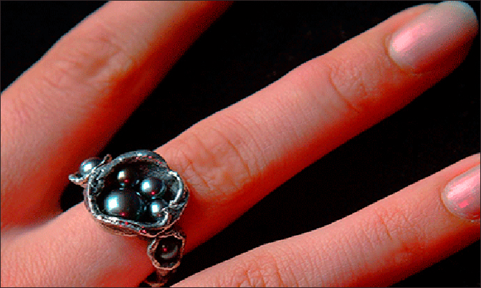 Кольцо из оксидированного серебра. Выпуклые и вогнутые участки имеют разные оттенки