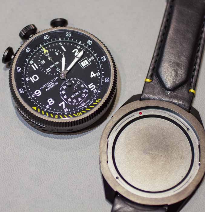 Модель Khaki Takeoff для ношения на руке или расположения в приборной панели Модель Khaki Takeoff для ношения на руке или расположения в приборной панели