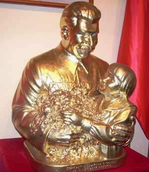 Копия скульптуры Лаврова находится в иркутском музее И.В.Сталина Копия скульптуры Лаврова находится в иркутском музее И.В.Сталина