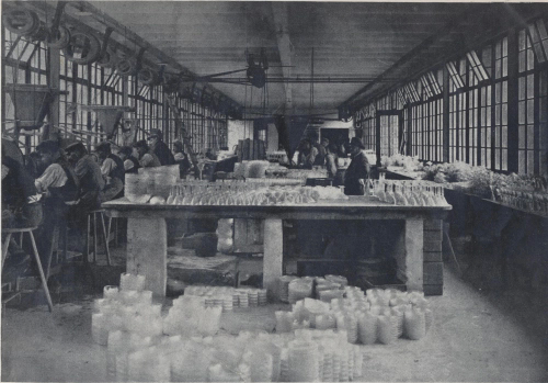 Производство холодного стекла в студии Эльзасского завода. 1923 г