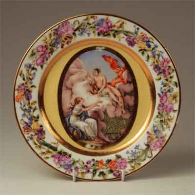 «Аполлон и сивилла Кумская» на тарелке завода Юсупова. 1818–1820. ГМУ «Архангельское» «Аполлон и сивилла Кумская» на тарелке завода Юсупова. 1818–1820. ГМУ «Архангельское»