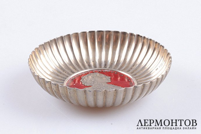 Серебряная чаша с монетой (88-я проба). Российская империя. Санкт-Петербург.