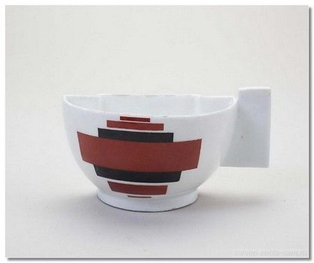 Фарфоровая чашка, созданная по эскизам И.Г. Чашника.