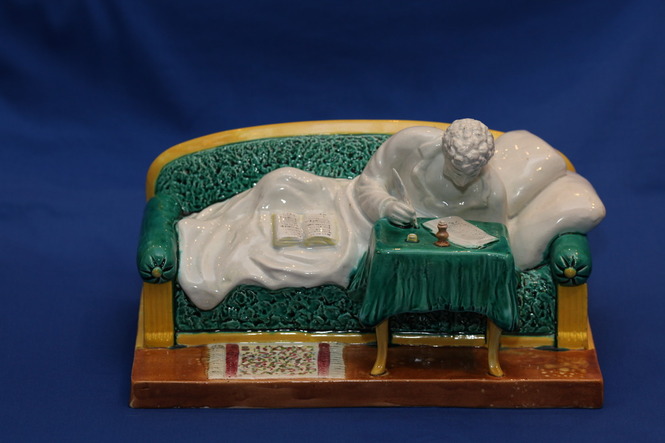 «Пушкин на диване». Автор модели И. Фрих-Хар. Конаковский завод