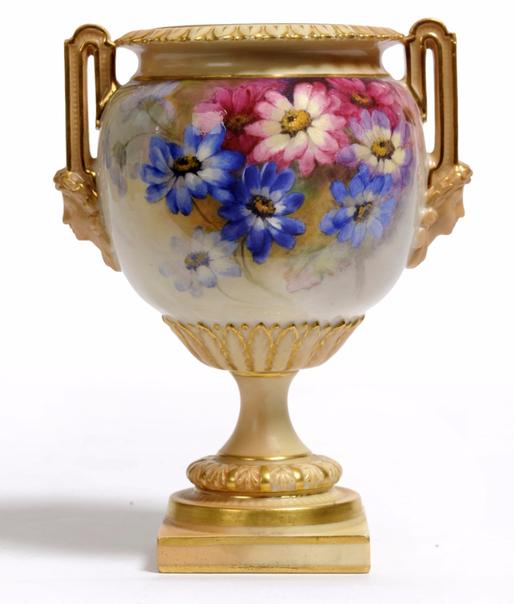 Ваза, декорированная цветами. Royal Worcester. 18-19 вв. 