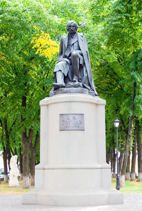 Памятник Н. Гоголю. Автор Л. Позен