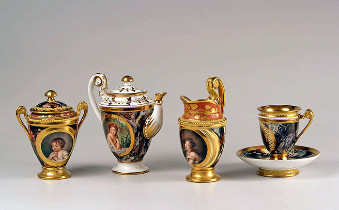 «Сервиз с бусами» с миниатюрами по работам французских живописцев. 1820. ГМУ «Архангельское». «Сервиз с бусами» с миниатюрами по работам французских живописцев. 1820. ГМУ «Архангельское».