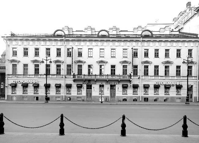 Здание в Санкт-Петербурге по адресу: Невский проспект, 25. На нижнем этаже располагалась лавка Батенина. Фото 2004 г
