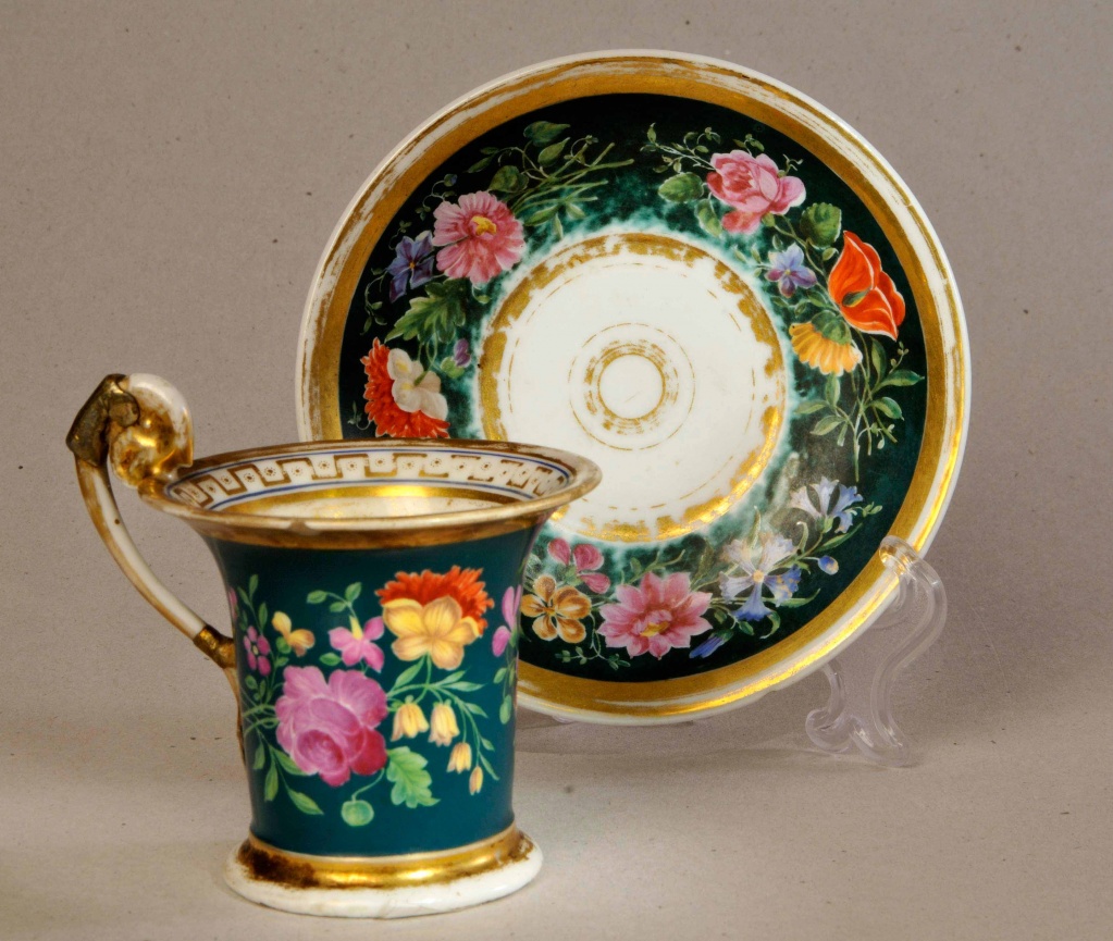 Чайная пара с цветочным орнаментом. Завод Батенина. 1820-е.