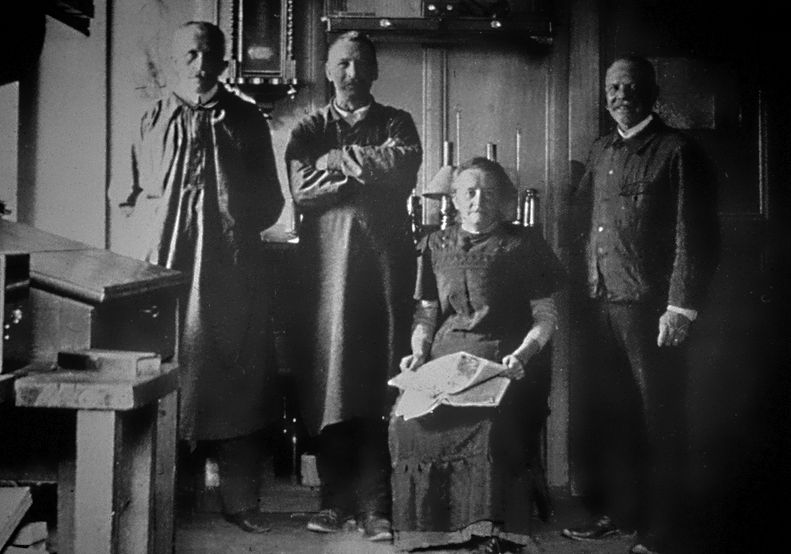 Л.-У. Шопар с родителями и братом в семейной часовой мастерской Л.-У. Шопар с родителями и братом в семейной часовой мастерской