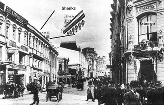Слева запечатлен дом Третьякова, где виден край вывески магазина Шанкса. Справа изображен магазин Фаберже. Слева запечатлен дом Третьякова, где виден край вывески магазина Шанкса. Справа изображен магазин Фаберже.