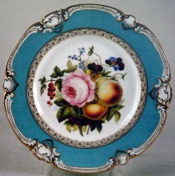 Тарелка с голубой каймой и изображением фруктов и цветов. 1840-1861