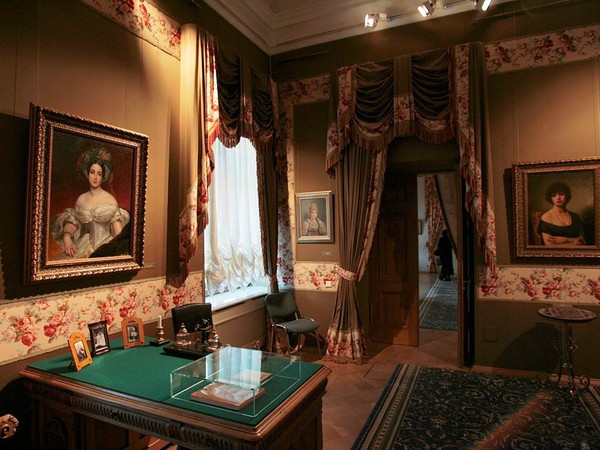 Слева на стене висит картина «Портрет Демидовой».