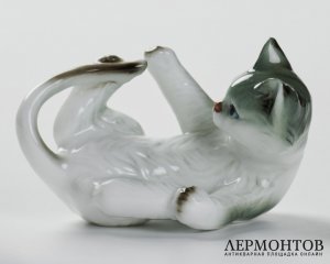 Статуэтка «Котёнок играет хвостом». Фарфор, Tilia, Португалия, вторая половина XX века