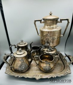 Чайный набор на подносе: бульотка, чайник, кофейник, сахарница, молочник. Металл, Reed & Barton, США, конец 19 века