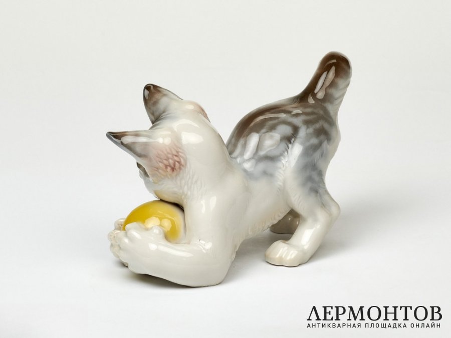 Статуэтка «Котёнок с мячом». Фарфор, Eschenbach, Германия, 1947–1953 годы