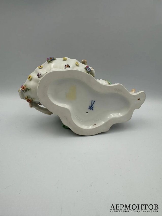 Ваза для сладостей с фигурой девушки. Фарфор, роспись, лепка, Meissen, Германия, конец 19 — начало 20 века