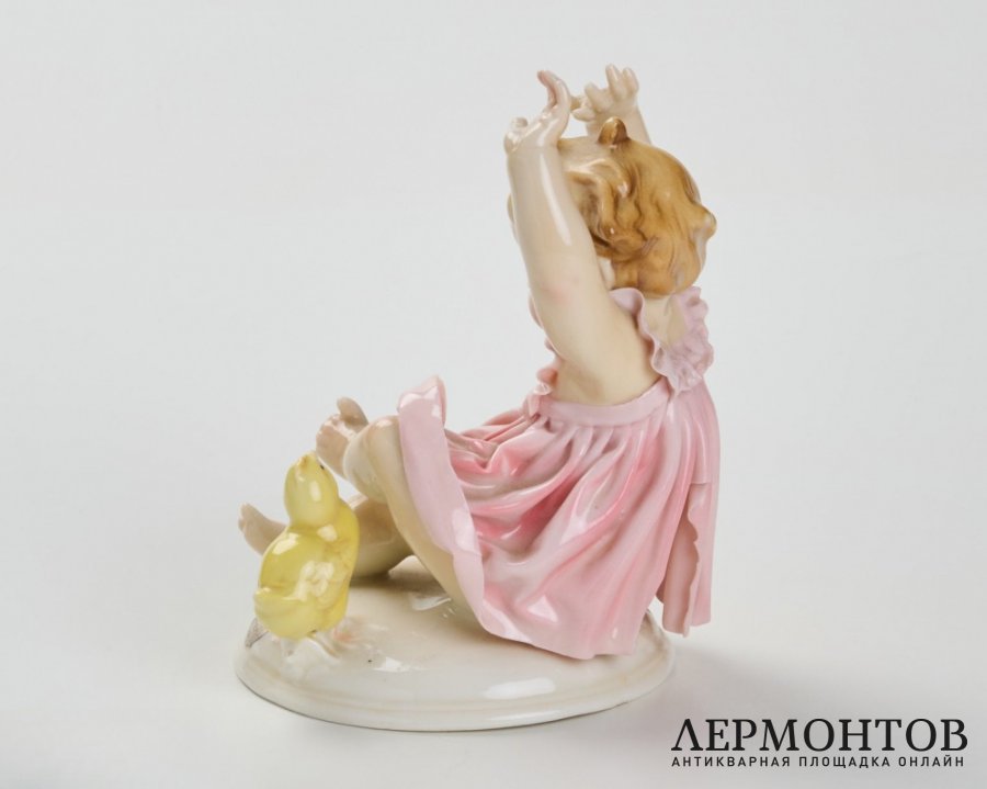 Статуэтка «Испуг. Ой, цыплёнок!». Фарфор, Karl Ens, Германия, 1920–1930-е годы