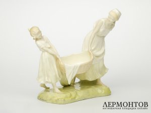 Статуэтка-ваза «Юная помощница мамы». Goldscheider, Австрия, 1905 год