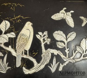 Шкатулка с птицей, цветами и бабочкой. Дерево, перламутр, Китай, 2-я половина 20 века