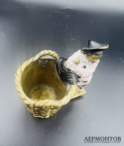 Статуэтка-карандашница «Клоун с корзиной». Бронза, Западная Европа, рубеж 19–20 вв.
