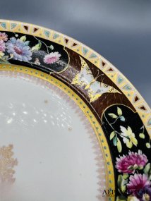 Тарелка с цветами и бабочками. Фарфор, роспись, предположительно Россия, 19 век