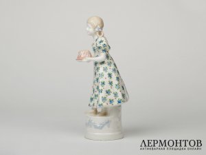 Статуэтка «Девочка с рождественским пудингом». Johann и Ferdinand Maresch, Австрия, около 1891 года