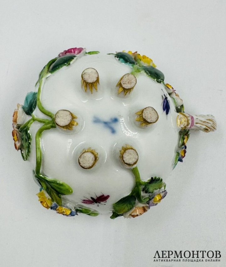Кофейная пара с лепными розами. Фарфор, роспись, золочение, Meissen, Германия, 19 век