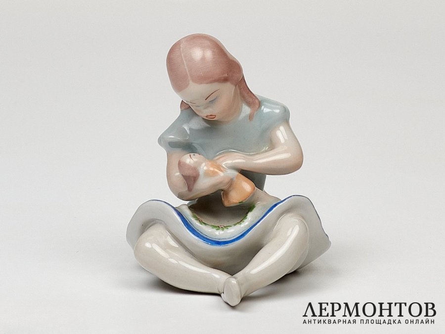 Статуэтка «Девочка с куклой». Фарфор, Kispest, Венгрия, 1950–1960 годы
