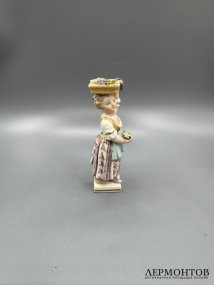 Статуэтка «Девушка с виноградом и корзиной на голове». Фарфор, роспись, Meissen, Германия, начало 20 века