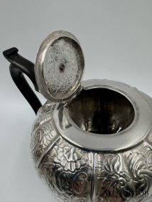 Чайник с растительным декором. Серебро 84 пробы, дерево, Россия, 1749 год