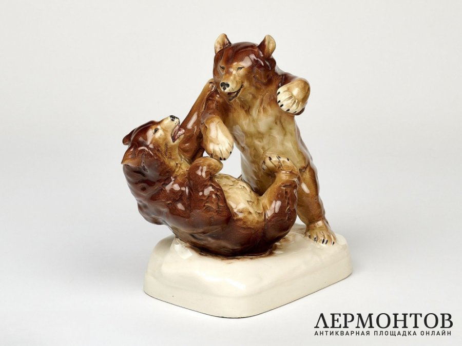 Статуэтка «Играющие медвежата». Фарфор, Royal Dux, Чехословакия, 1918–1938 годы
