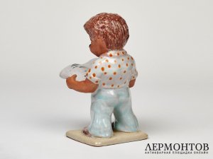 Статуэтка «Еж с газетой». Керамика, Венгрия, 1950 год