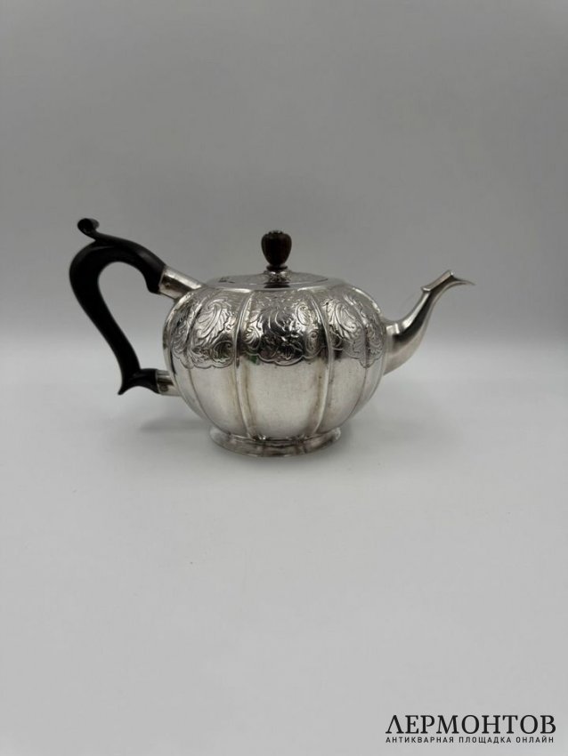 Чайник с растительным декором. Серебро 84 пробы, дерево, Россия, 1749 год