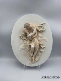 Настенное панно с рельефом юноши и девушки. Фарфор, роспись, Западная Европа, конец 19 века