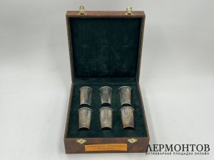 Стопки с вензелями в подарочной коробке. Россия, нач. 20 в. Серебро 84 пробы.