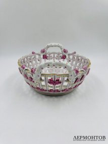 Ваза-корзинка с розами из серии «Apponyi Purpur». Фарфор, роспись, Herend, Венгрия, 20 век