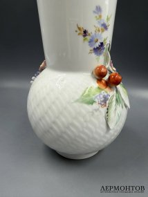 Ваза «Вишни и бабочки». Фарфор, роспись, Meissen, Германия