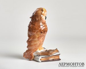 Статуэтка «Сова на книгах». Фарфор, Германия или Чехословакия, 1920–1930-е годы