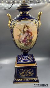 Ваза с живописными резервами и львиными маскаронами. Фарфор, живопись, Венская мануфактура, Австрия, конец 19 века