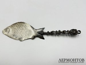 Лопатка в виде рыбы. Польша, фирма Фраже, 19 век. Металл, серебрение.