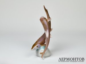 Статуэтка «Резвящиеся осетры». Фарфор, Hollóháza, Венгрия, 1948–1953 годы