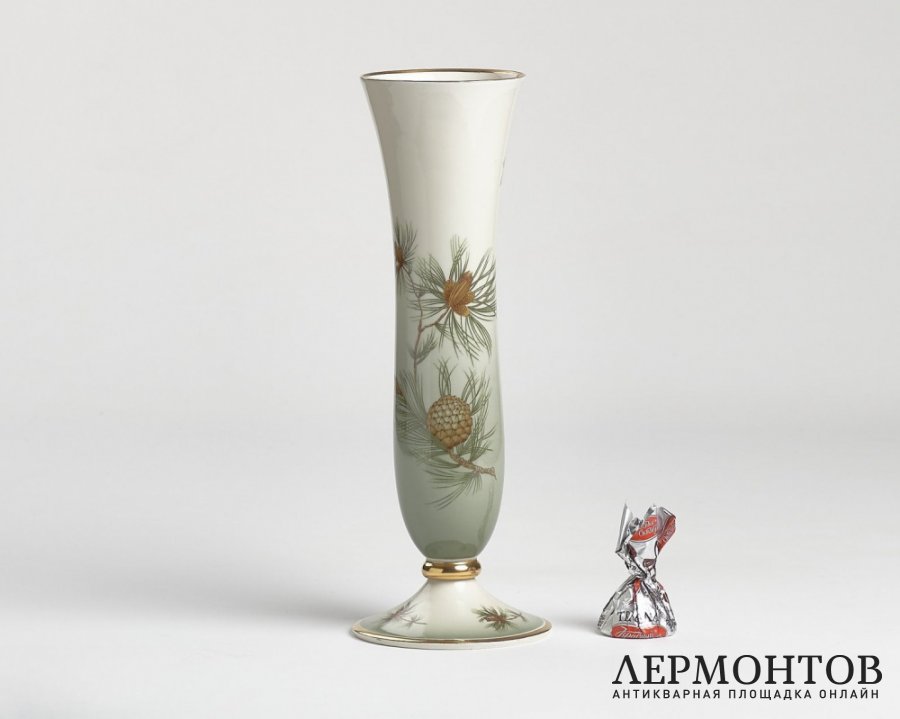 Ваза «Сосновая ветка». Фарфор, Rosenthal, Германия, 1940 год
