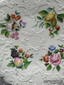 Блюдо с цветочными букетами и рельефом. Фарфор, роспись, Meissen, Германия, 19 век
