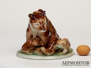 Статуэтка «Медведица с медвежатами». Фарфор, Lippelsdorf, Германия, 1951–1974 годы