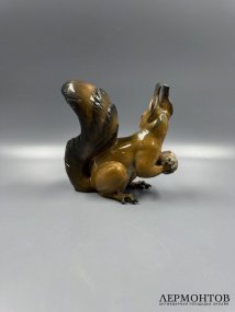 Статуэтка «Белка с лесным орехом». Фарфор, роспись, Rosenthal, автор модели Th. Kärner, Германия, середина 20 века