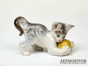 Статуэтка «Котёнок с мячом». Фарфор, Eschenbach, Германия, 1947–1953 годы