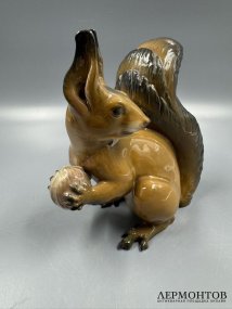Статуэтка «Белка с лесным орехом». Фарфор, роспись, Rosenthal, автор модели Th. Kärner, Германия, середина 20 века