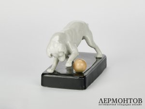 Статуэтка «Собака с мячом». Фарфор, Германия, 1920 год