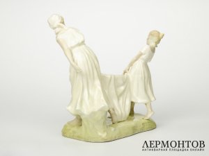 Статуэтка-ваза «Юная помощница мамы». Goldscheider, Австрия, 1905 год